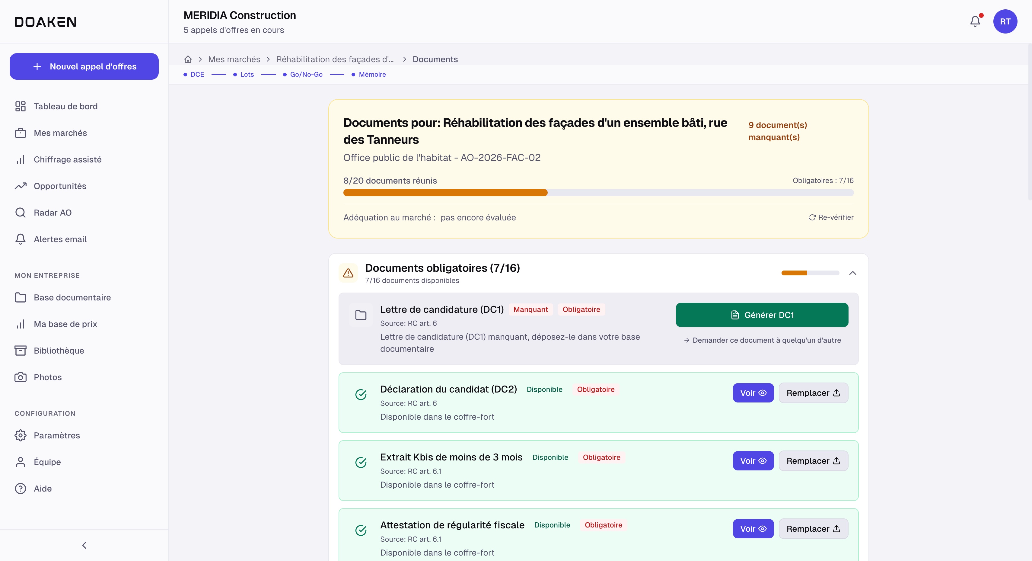 Les documents demandés par un marché dans DOAKEN : 8 documents réunis sur 20, 9 manquants, la barre des obligatoires à 7 sur 16. Chaque pièce porte sa source dans le règlement de consultation, article 6 : la lettre de candidature DC1 est manquante avec un bouton pour la générer, la déclaration DC2, le Kbis et les attestations sont disponibles dans le coffre-fort