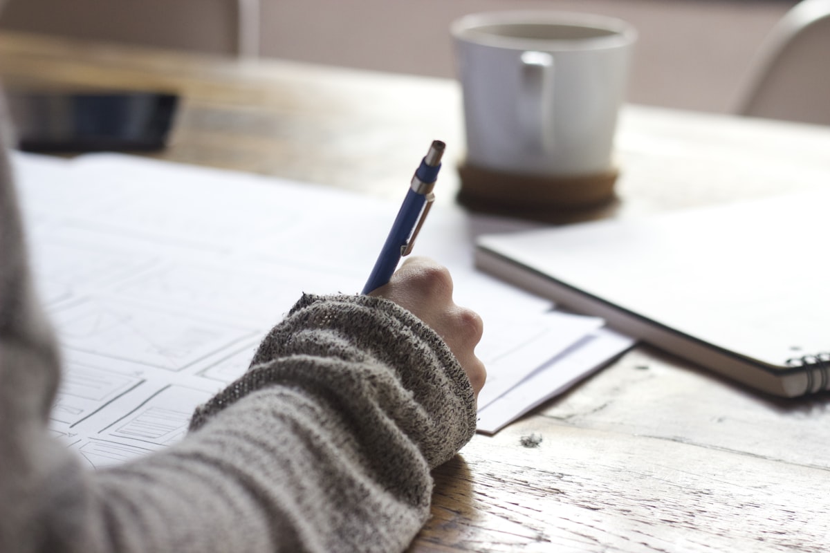 Personne lisant un document juridique avec attention