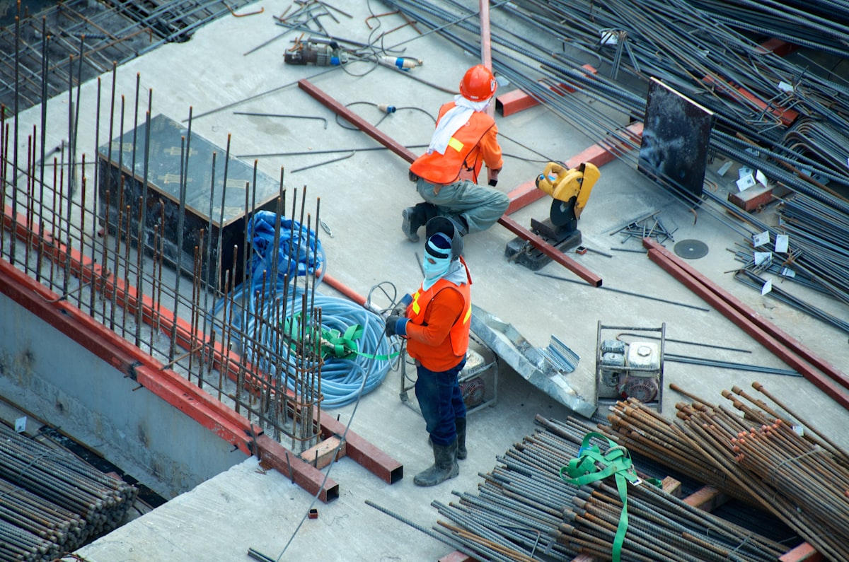Équipe BTP en réunion de chantier