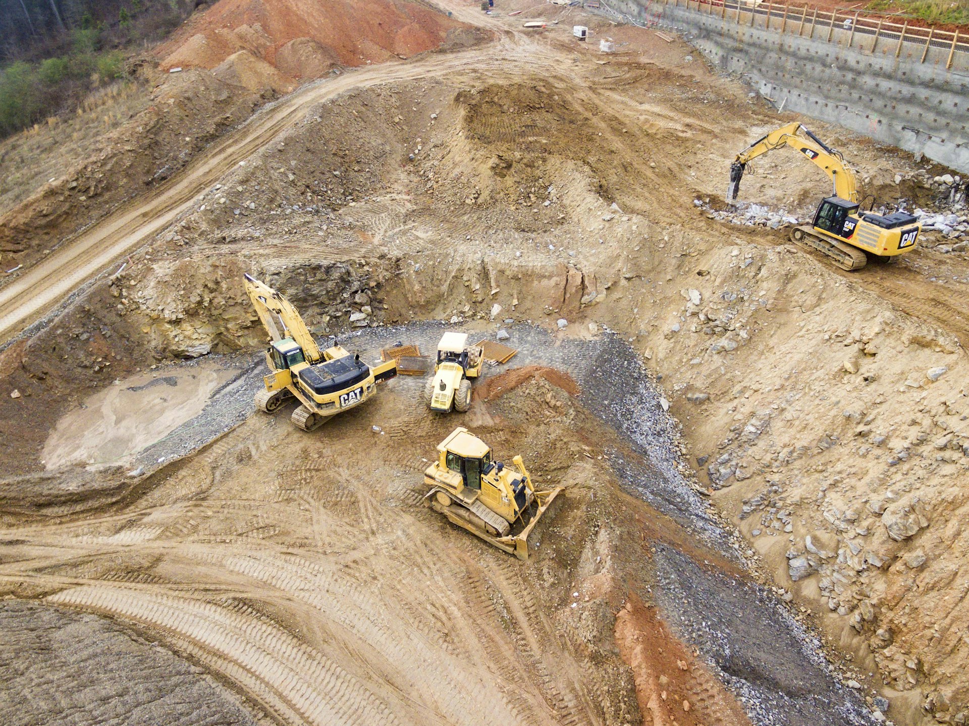 Chantier BTP avec différents corps de métier au travail