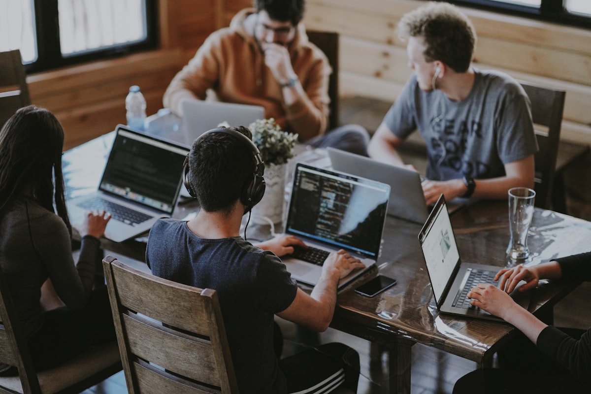 Équipe de professionnels en discussion et relecture