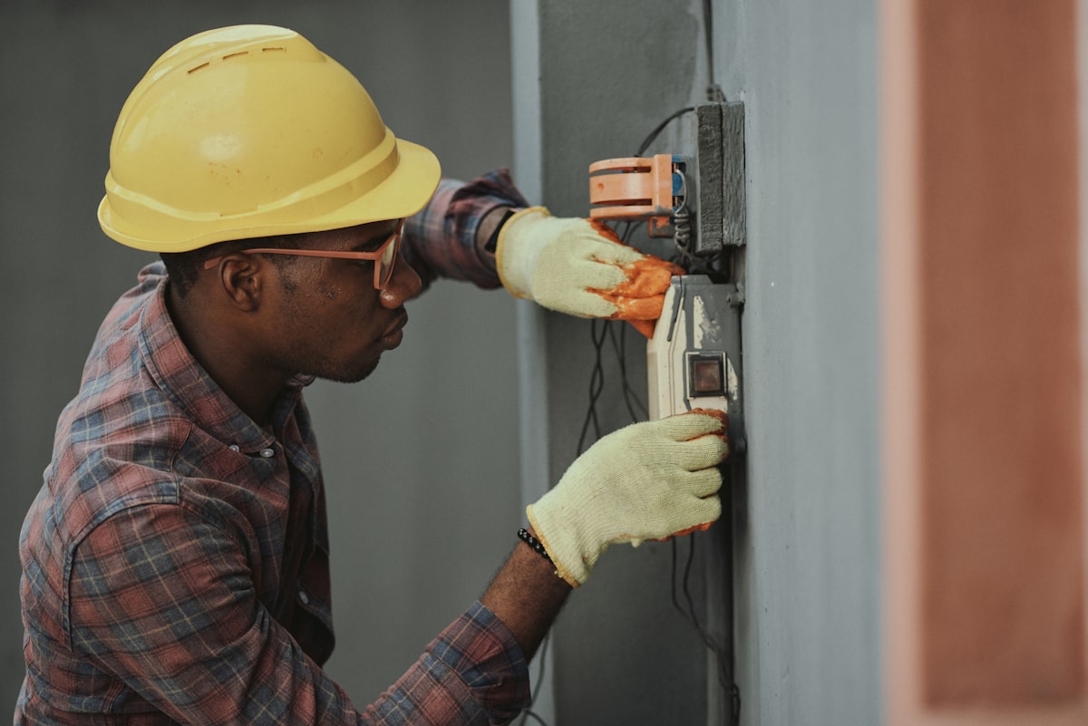 Installation électrique en cours sur chantier